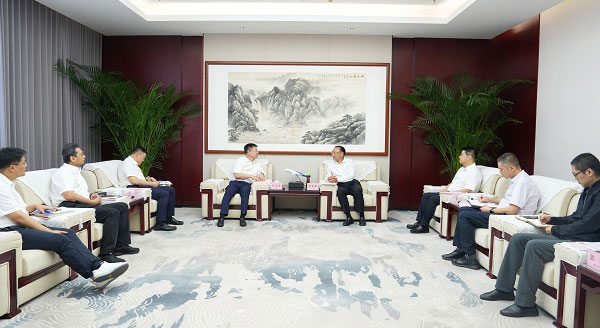 岳文彥一行拜訪(fǎng)湖北機(jī)場(chǎng)集團(tuán)黨委書(shū)記、董事長(zhǎng)李忠祿